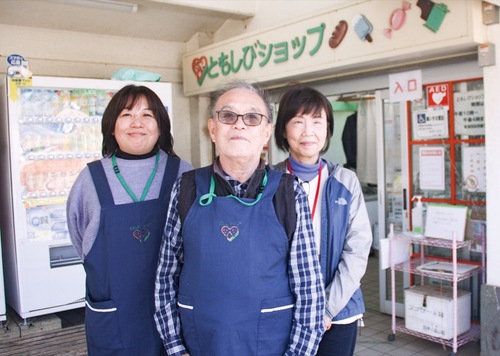 県立四季の森公園 ともしびショップのスタッフら。右は多田さん、中央が伊沢さん