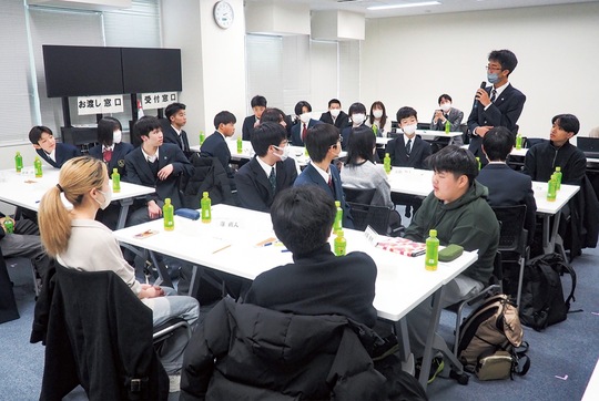 グループで話し合った内容を代表者が発表