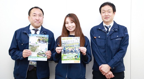 作成したチラシを手にする下水道河川局の職員