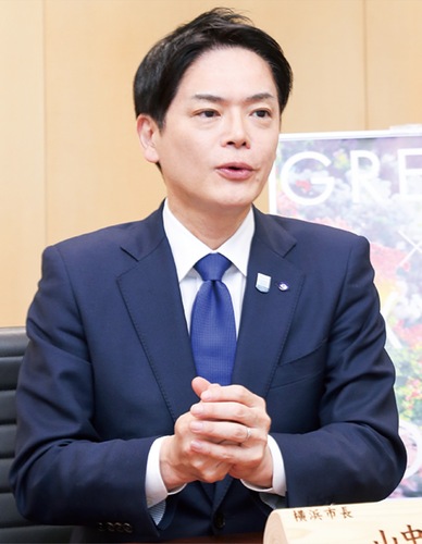 インタビューに答える山中竹春市長