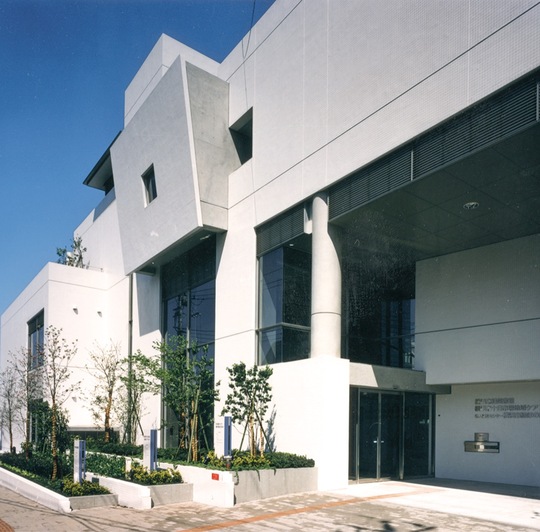 緑図書館が入っている建物。開館当時の様子（提供写真）