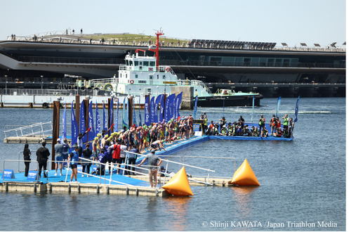 横浜大会の「スイムポンツーン」 © Shinji KAWATA Japan Triathlon Media