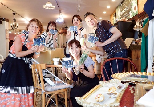 島田さん（中央前）と出店者たち