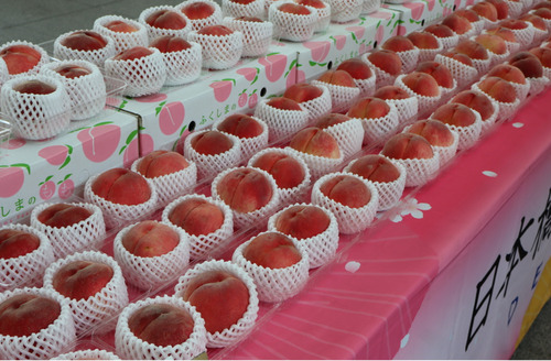 桃が販売される（昨年の様子、横浜市提供）