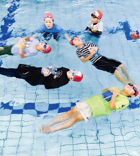 ペットボトルを抱えて水に浮く体験をした子どもたち