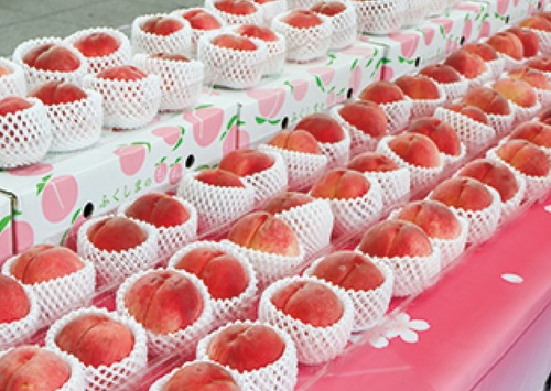 桃が販売される（昨年の様子、横浜市提供）