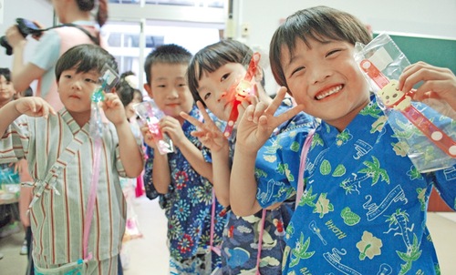 浴衣を着て笑顔の園児たち