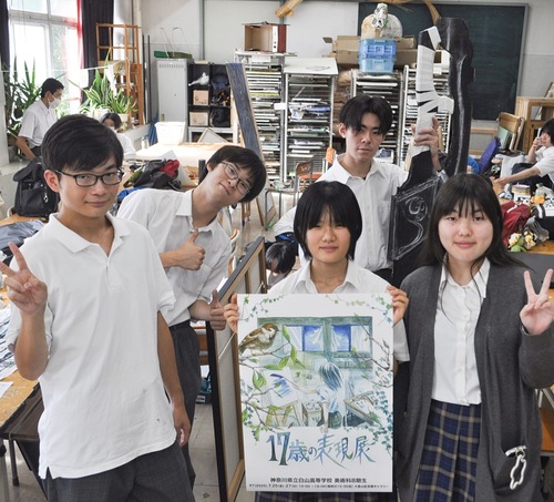 ポスターを持つ瀬尾さんと、美術科の生徒たち