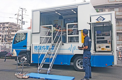 参加者が乗った地震体験車