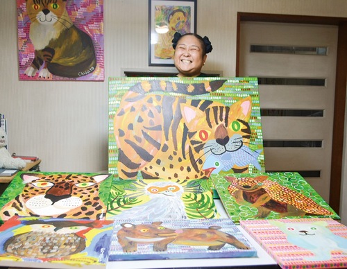 カラフルな動物の作品を紹介するＣｈｉｓａｔｏさん