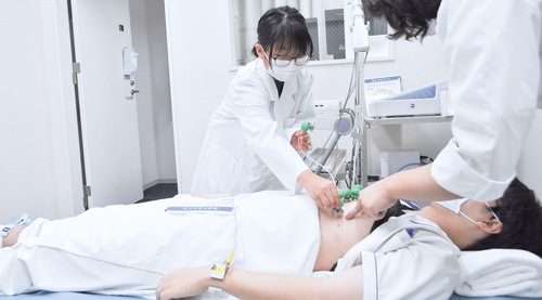 牧野リハビリテーション病院で心電図の電極を付ける体験をした児童