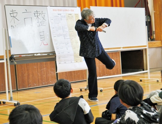 言葉だけでなく、体も使って漢字の形を伝えた道村さん