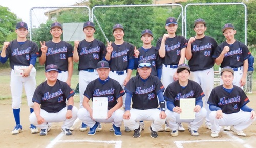 優勝を喜ぶ同チーム