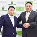 大島親方（右）と握手を交わす柳澤さん