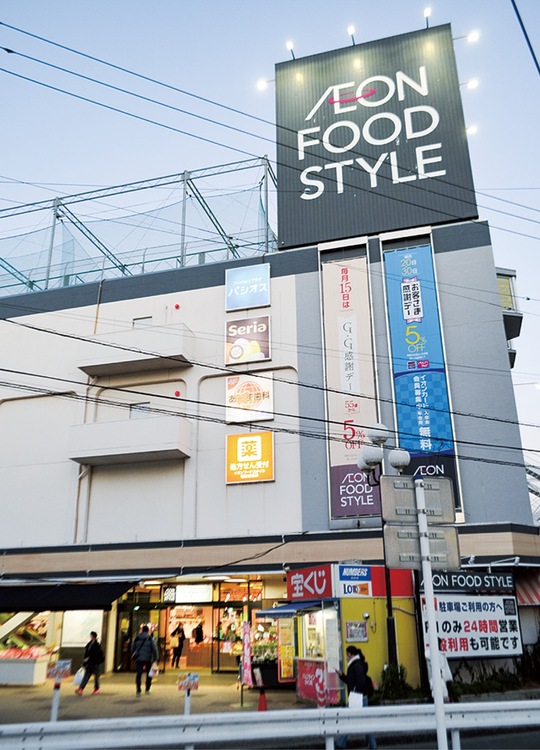 駅近くの立地で、多くの買い物客が訪れる同店