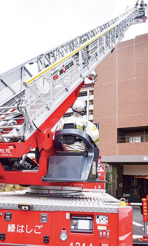 はしご車による救出訓練（写真は過去）