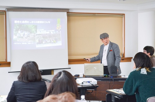 活動報告を行う鴨居まち研の前代表、保谷威司さん