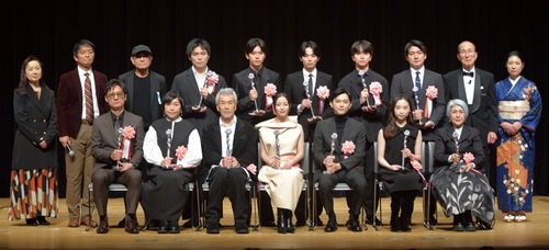 表彰式に出席した受賞者たち（前列左が李監督、左３番目から田中さん、主演女優賞の広瀬すずさん、吉沢さん。横浜さんは撮影のため当日欠席）