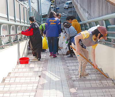 卒業記念に大橋を清掃