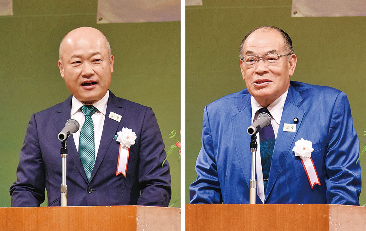 式典であいさつに立つ塚田委員長（右）と小野崎区長