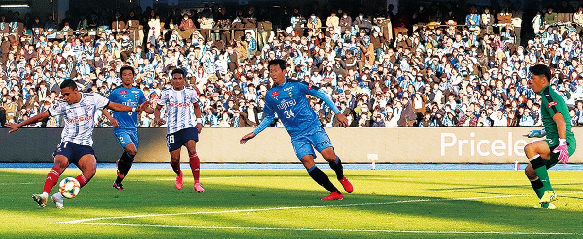 チーム３点目を決めるＦＷ・エリキ選手（写真左端）