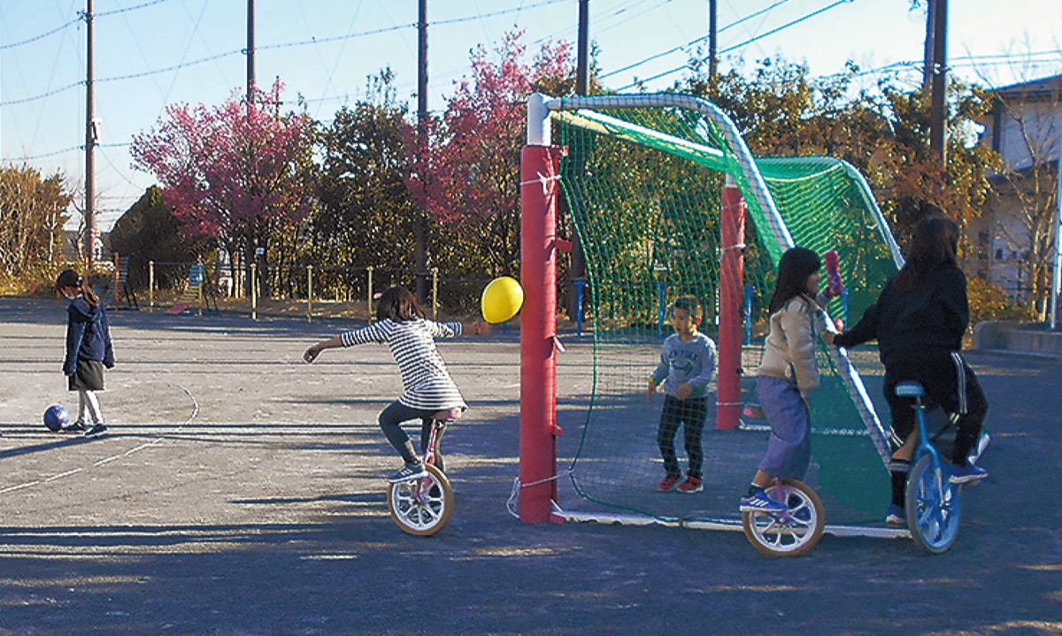 一輪車などで遊ぶ児童（山下みどり台小放課後キッズクラブ提供）