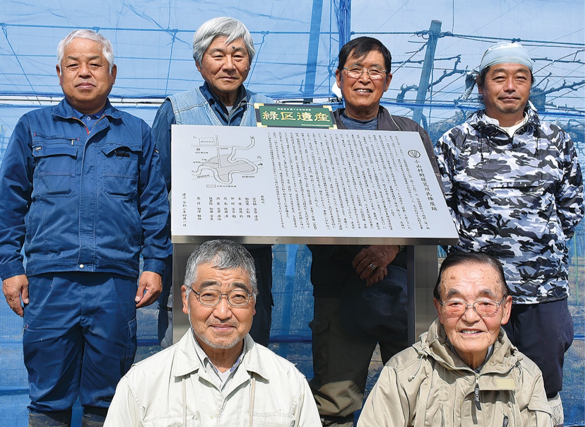 完成した記念碑と家臣の会