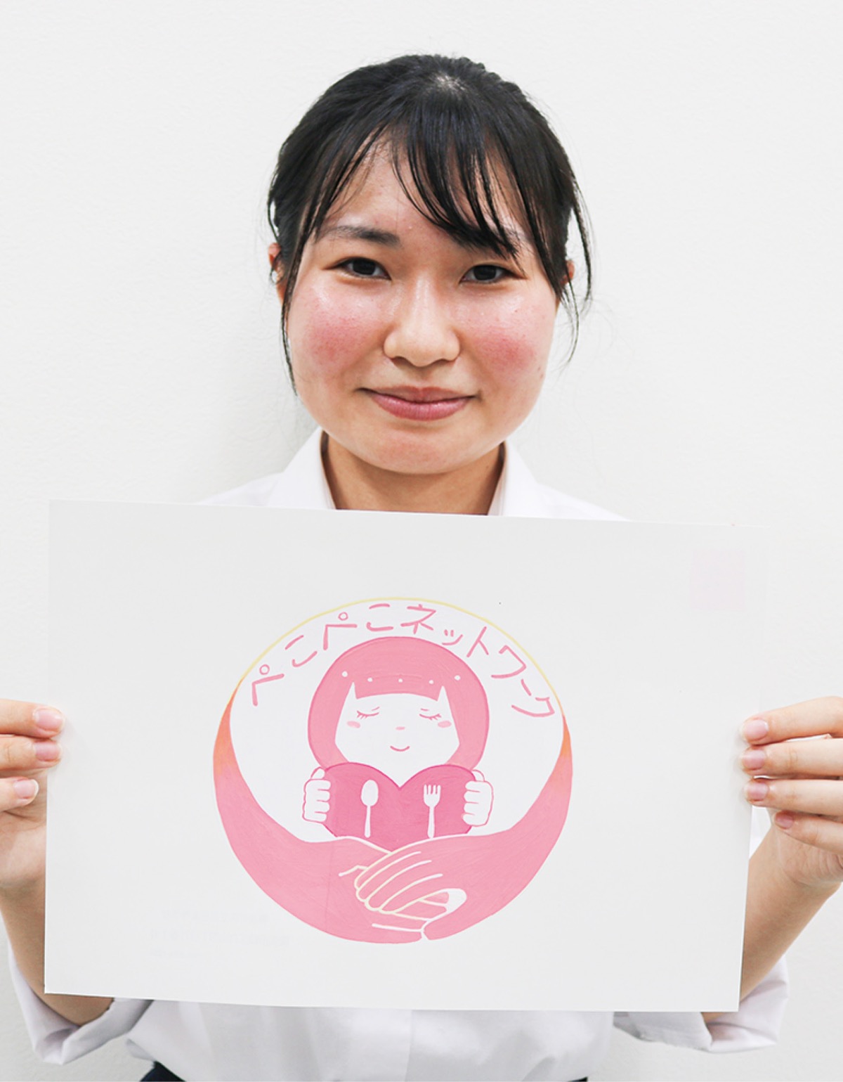 デザインしたロゴマークを持つ青山さん