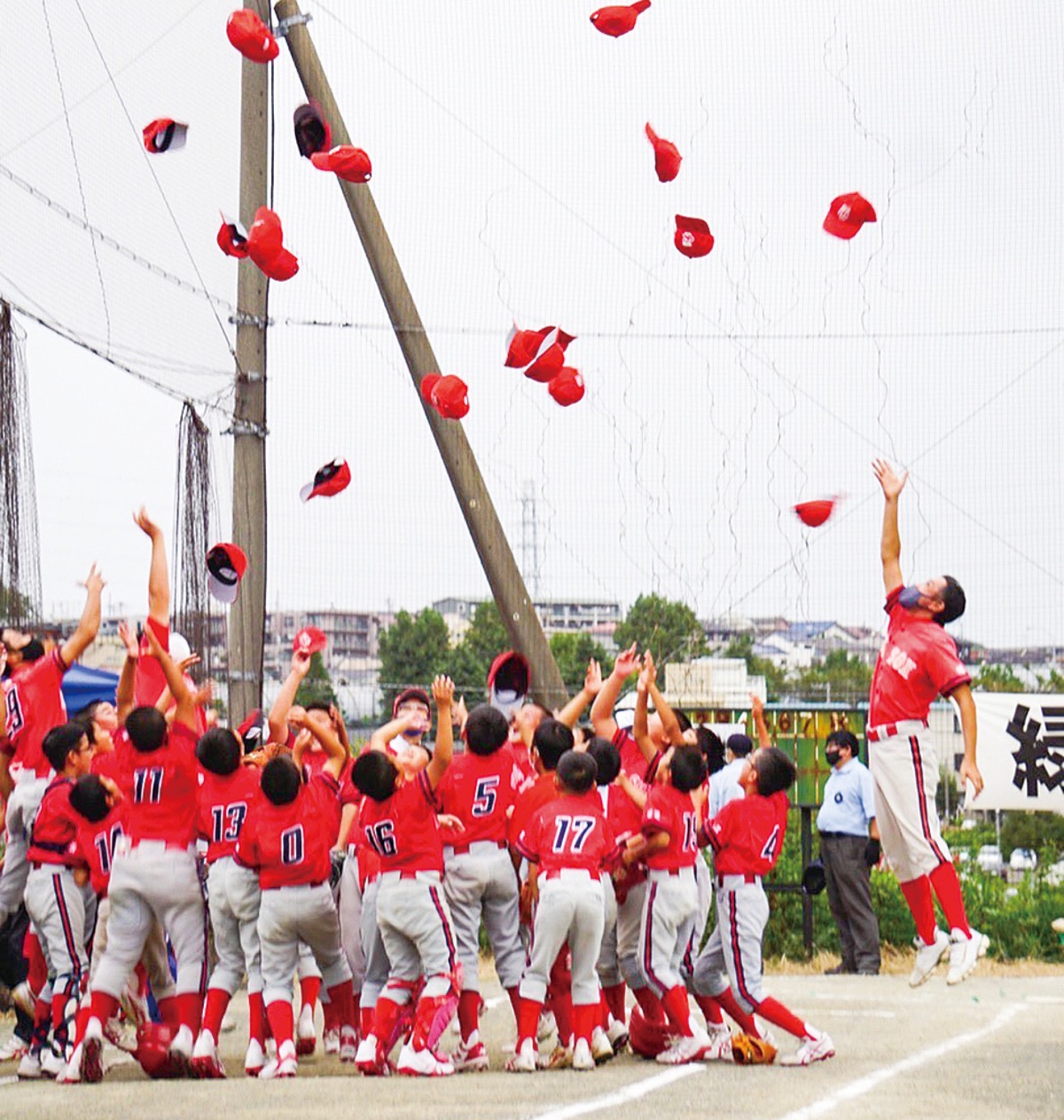 優勝を決め喜ぶ選手たち（竹山レッドソックス提供）