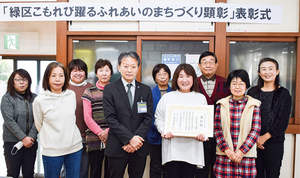 表彰状を手に笑顔の鶴淵代表と岡田区長ら