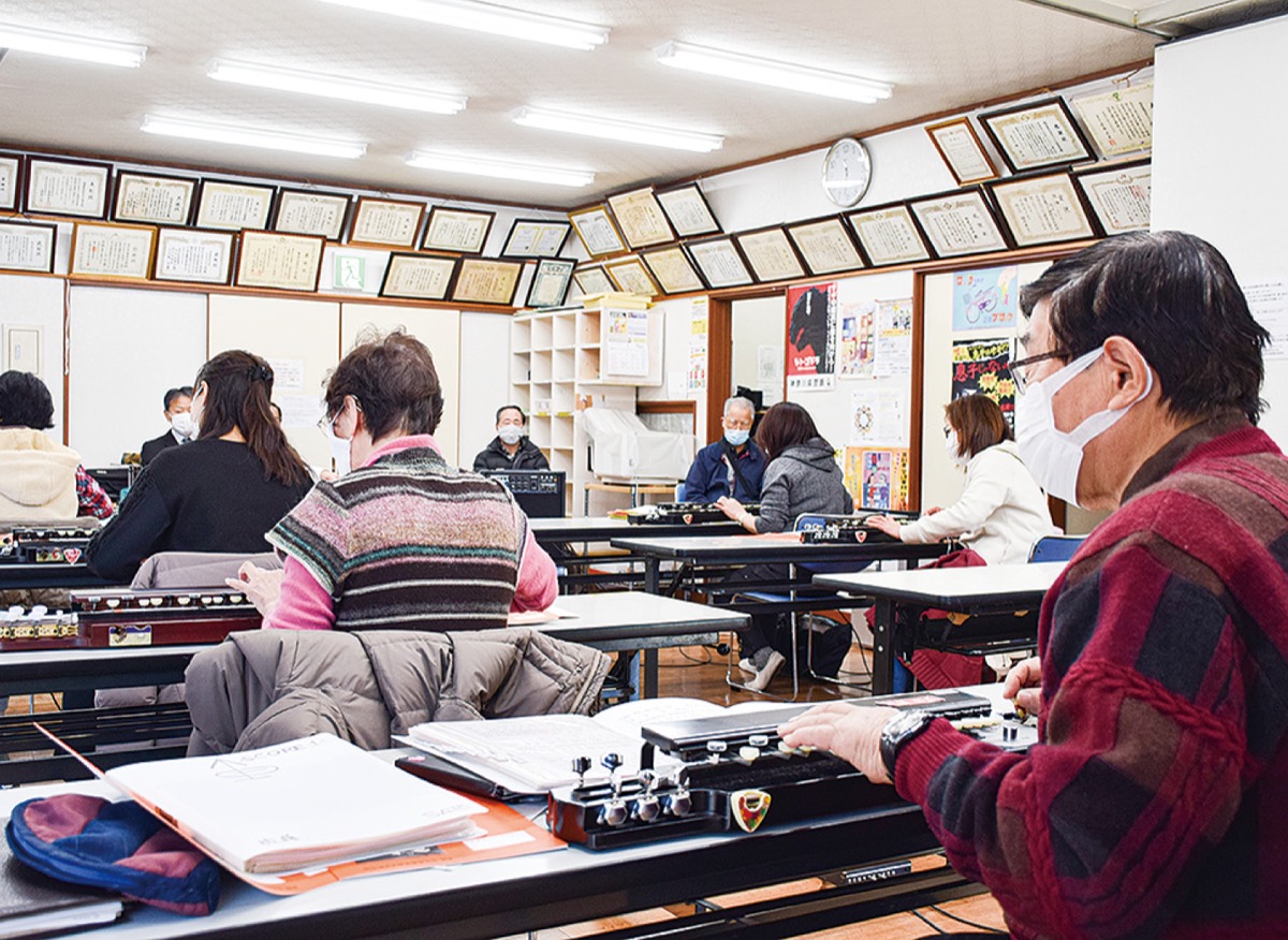 演奏を披露するアプリコット