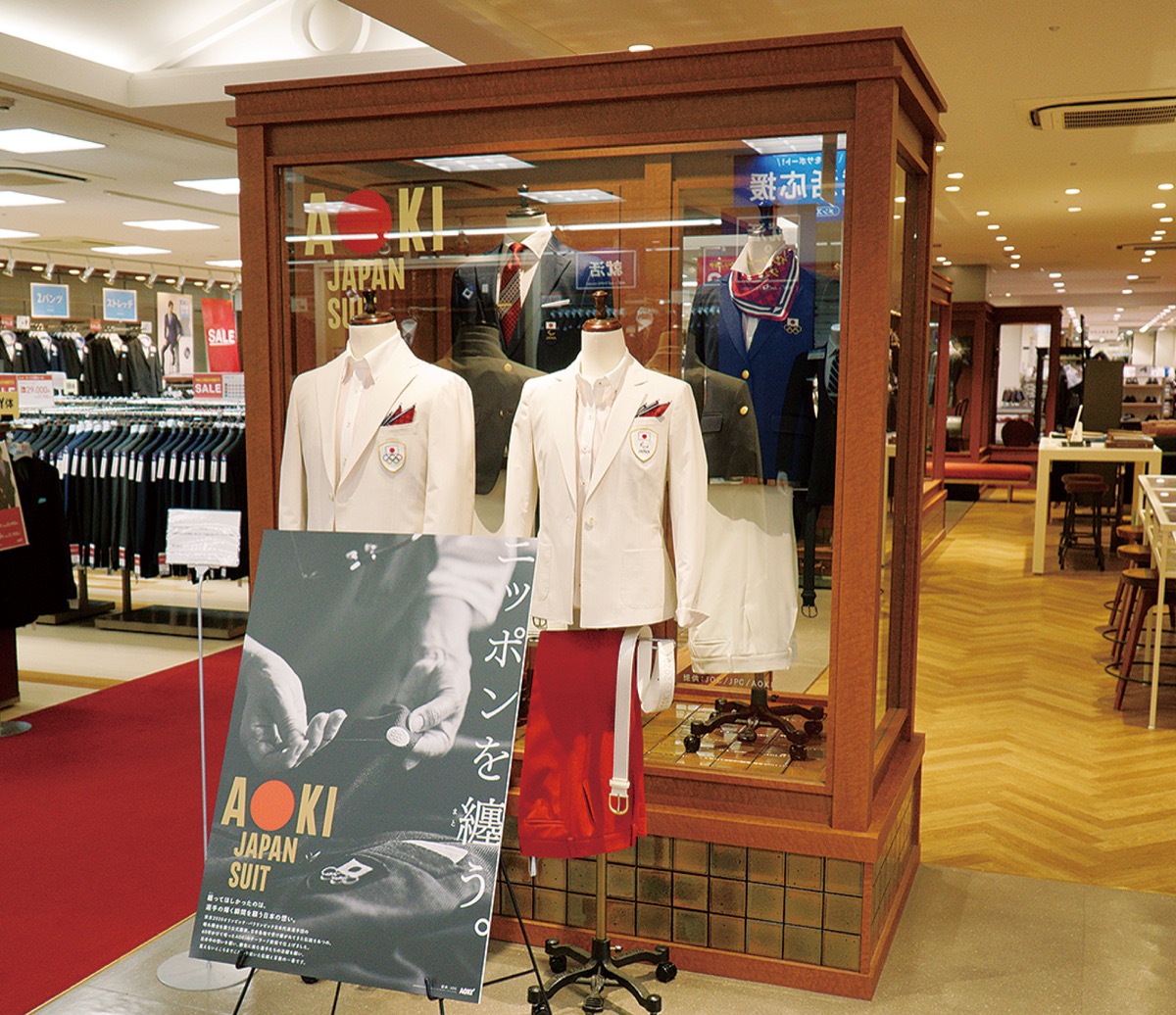 店内2回に展示されている公式服装。赤と白が開会式用、紺と白が式典用