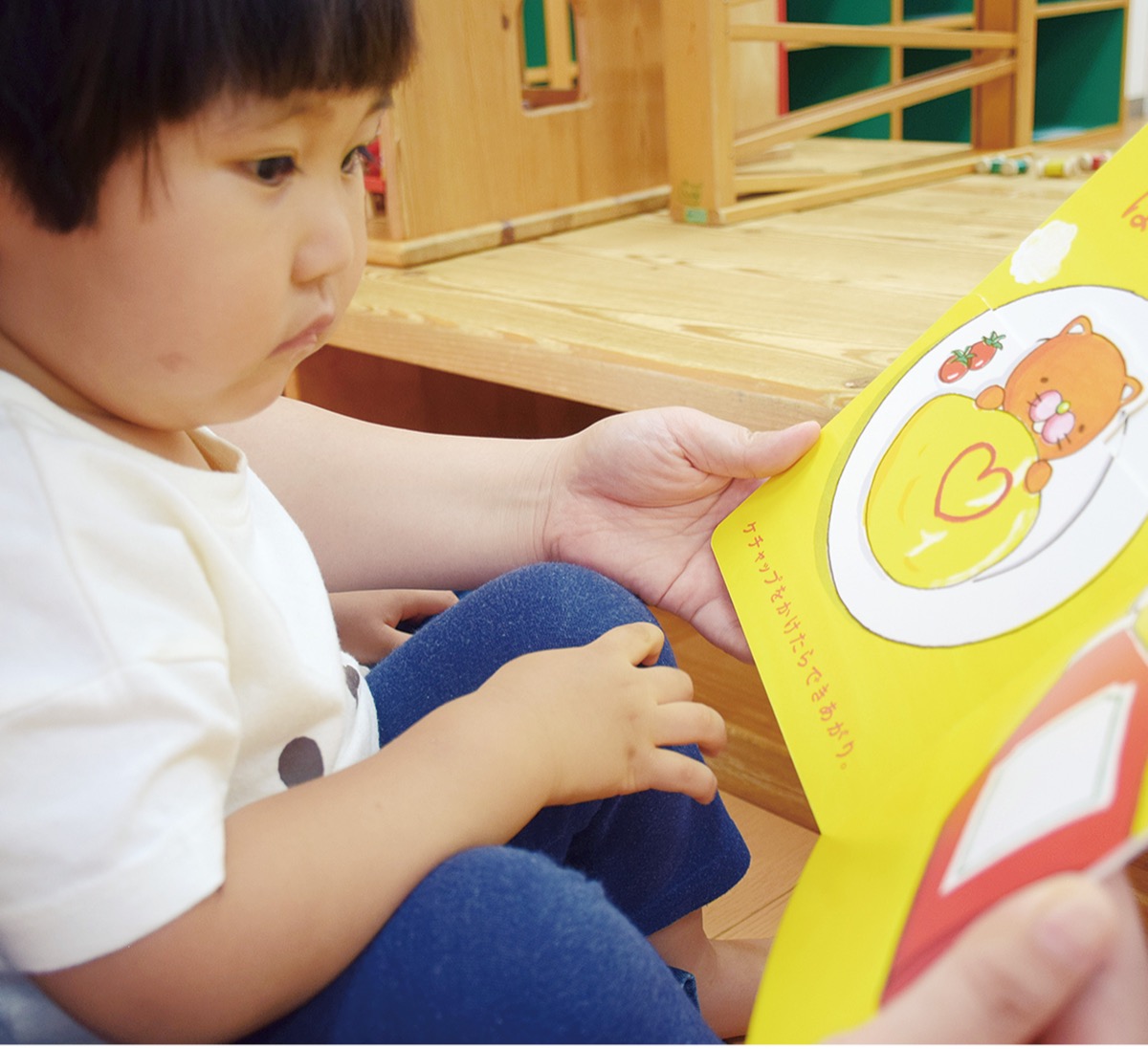 寄贈された絵本を見る子ども