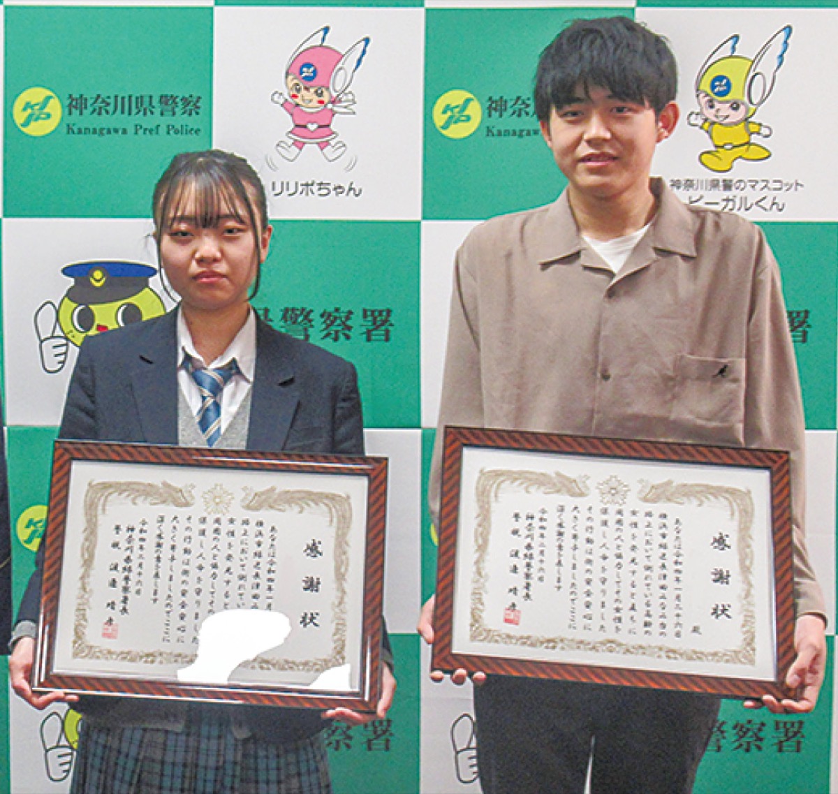 感謝状を手にする石田さん（左）と伊藤さん（右）