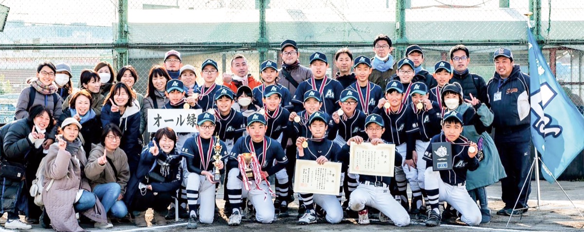 優勝を決め笑顔のチーム緑（写真は提供）