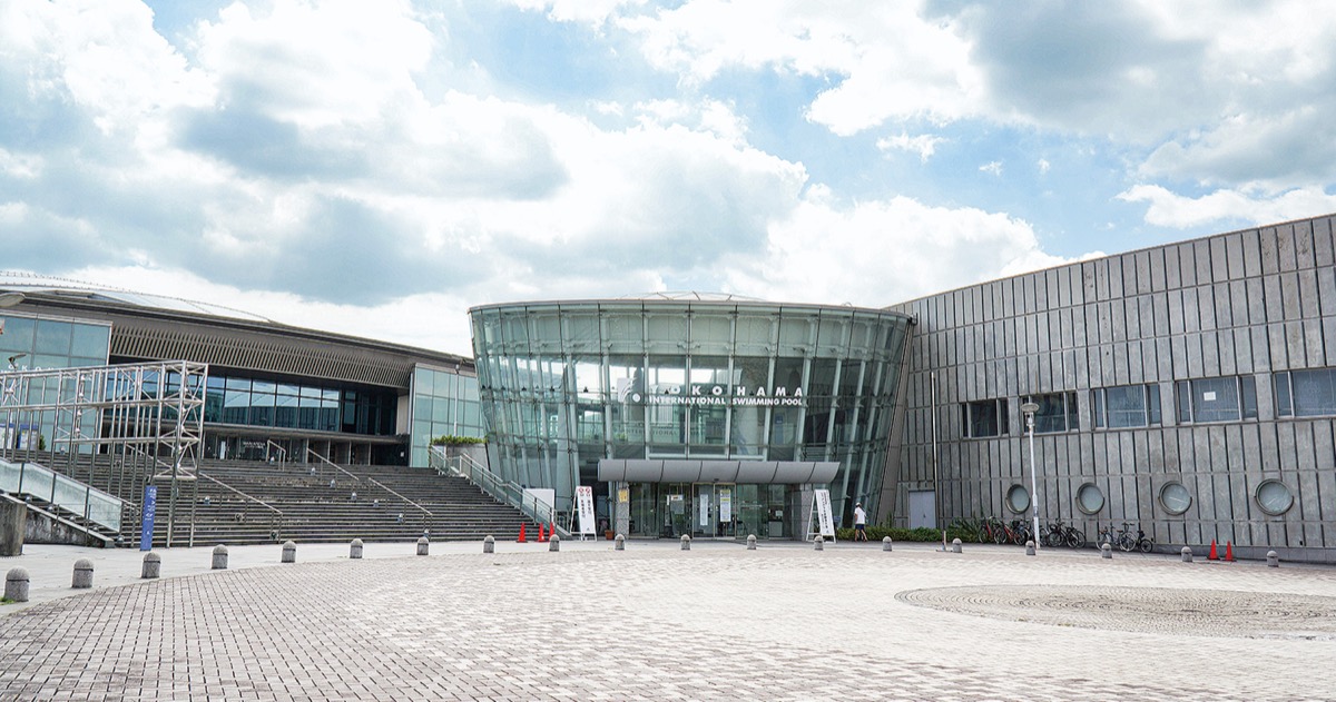 プールやトレーニングルーム、多目的ホールなどが備わる横浜国際プール