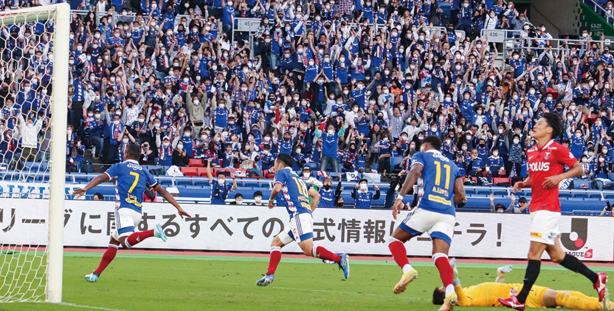 チーム３点目を決めたエウベル選手（7番）と歓声を上げるファン