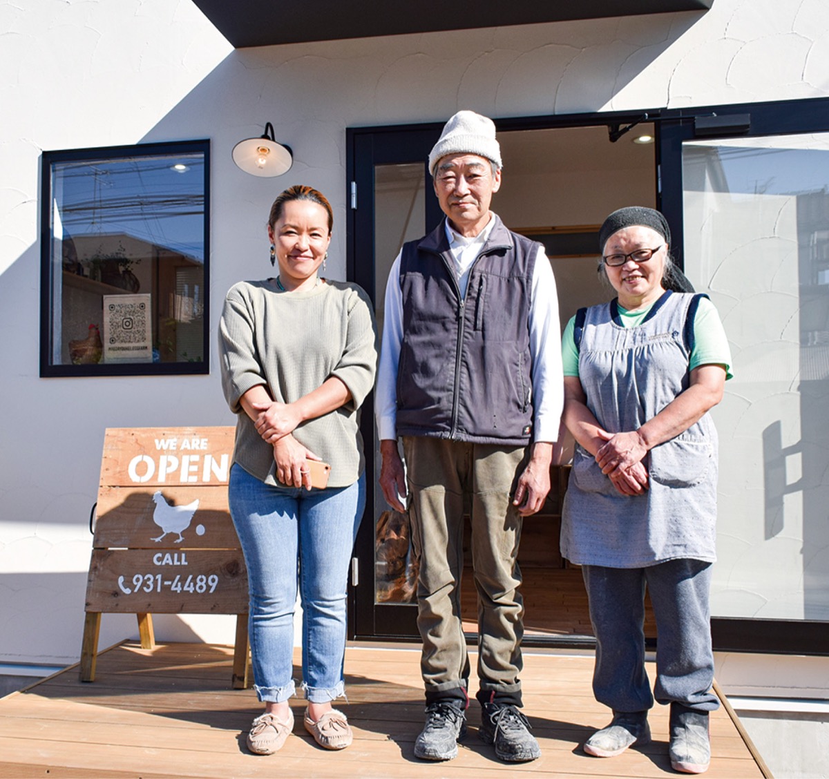 直売所のオープンを喜ぶ真邦さん（中央）、町子さん（右）、美由紀さん（左）