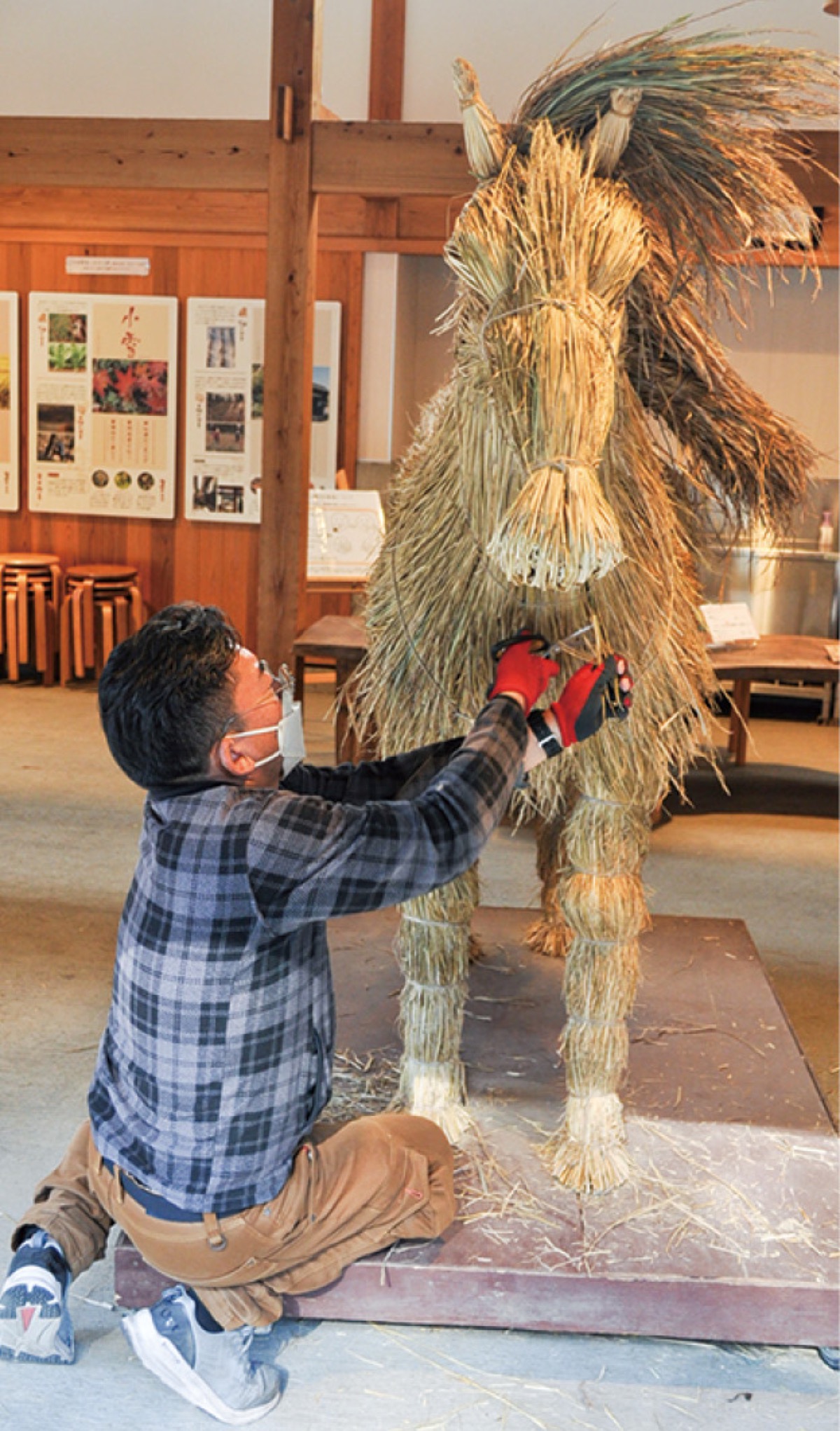 新治里山公園 わら馬のふき替え完了 地域住民ら約50人が参加 | 緑区