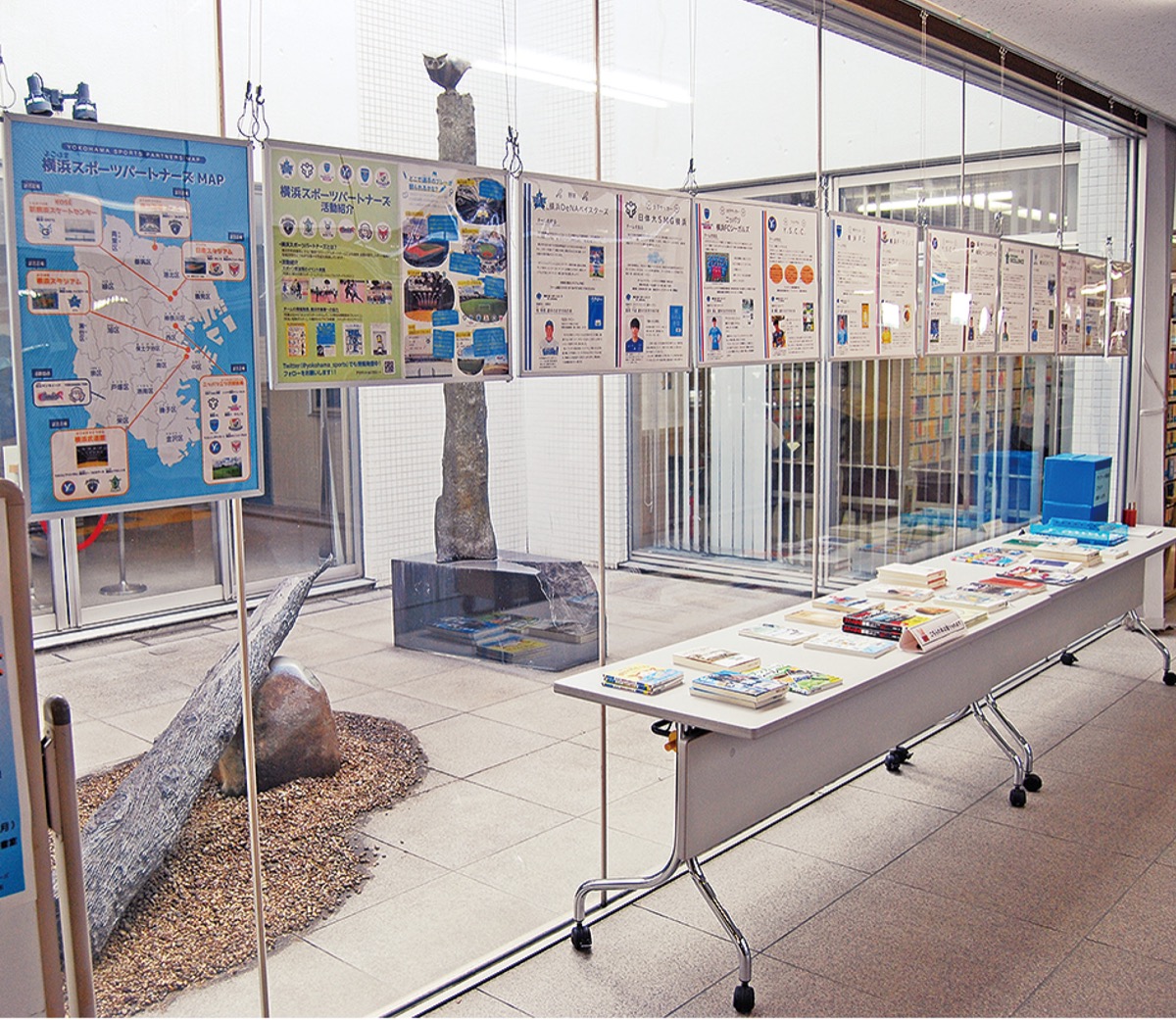 各チームのパネルと推薦された本が並ぶ