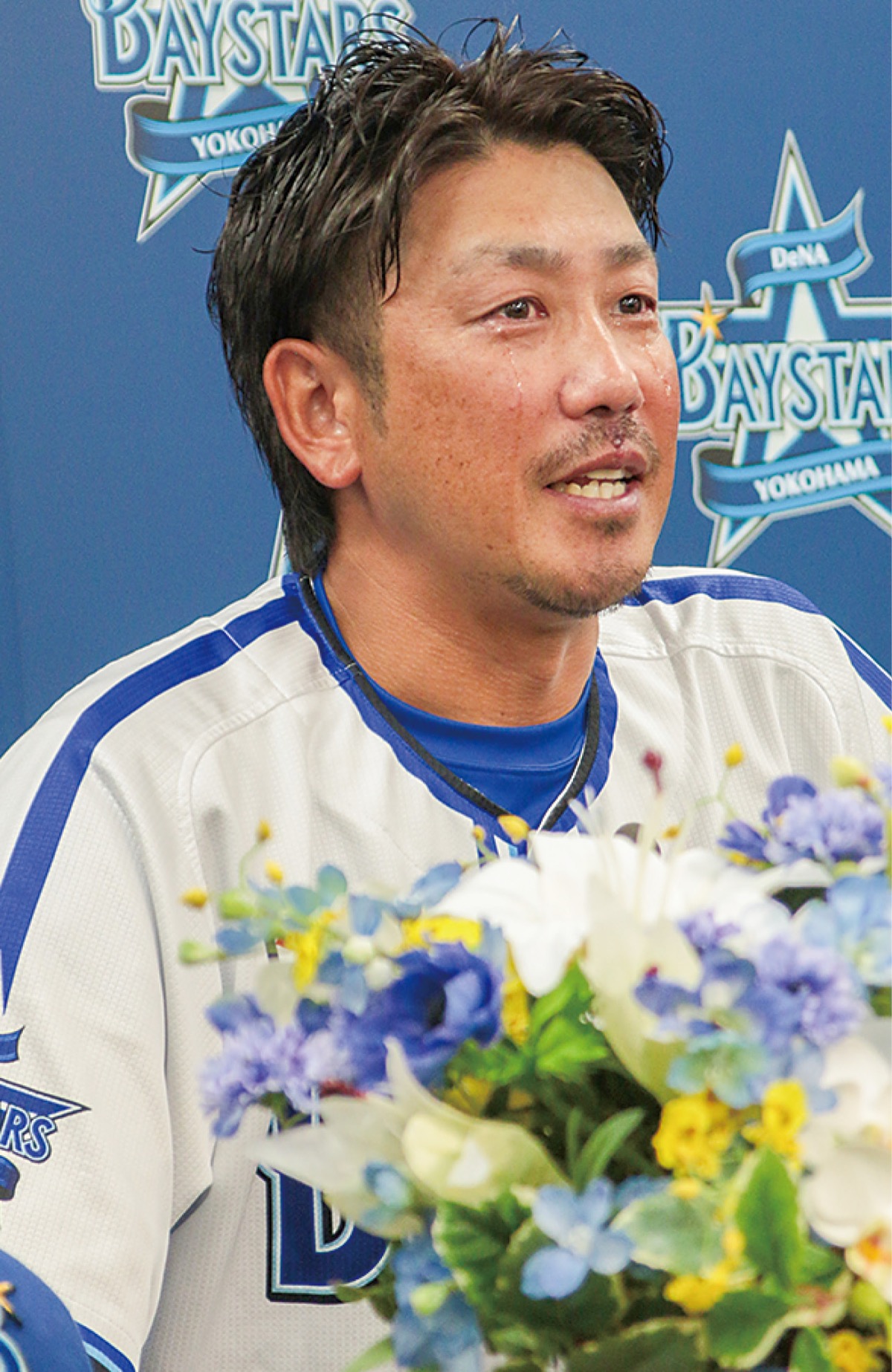 涙を流しながら会見で思いを語る藤田選手