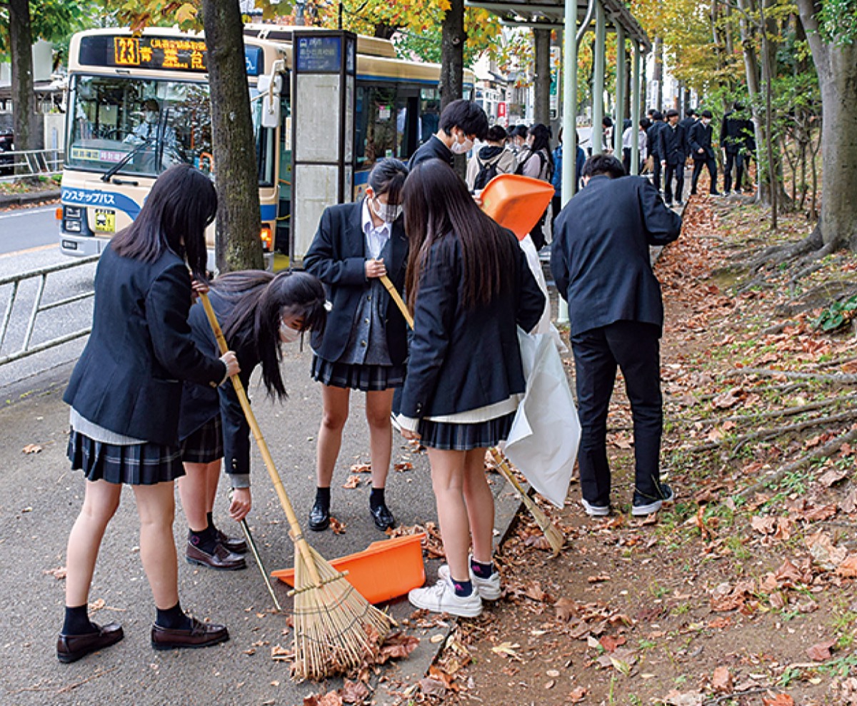 学校周辺で落ち葉清掃