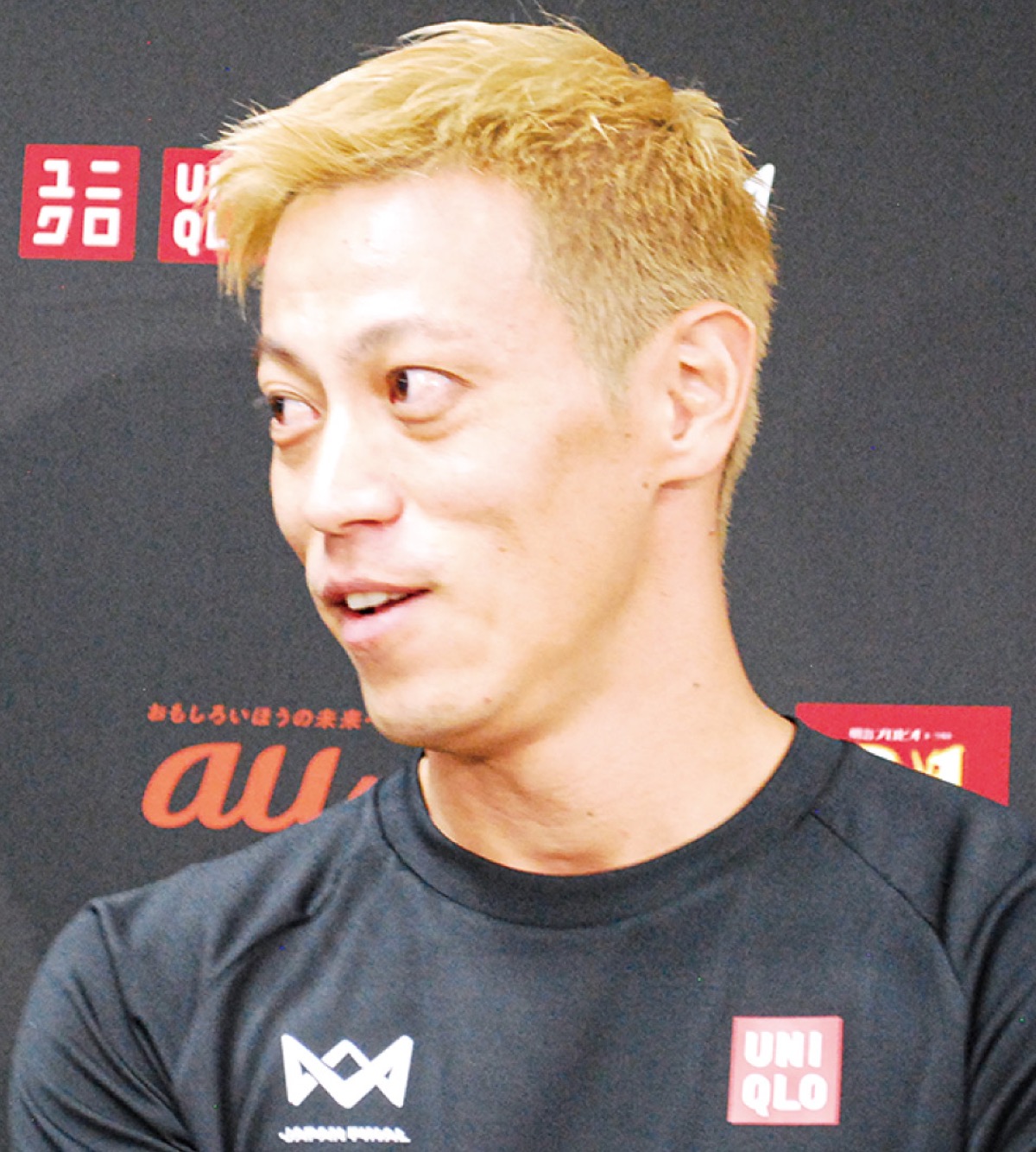 大会終了後、取材に応じる本田選手