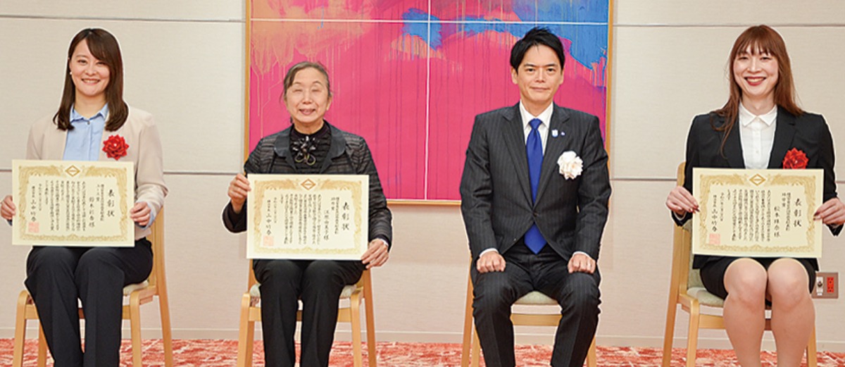 左から鈴木さん、江原さん、山中市長、松本さん