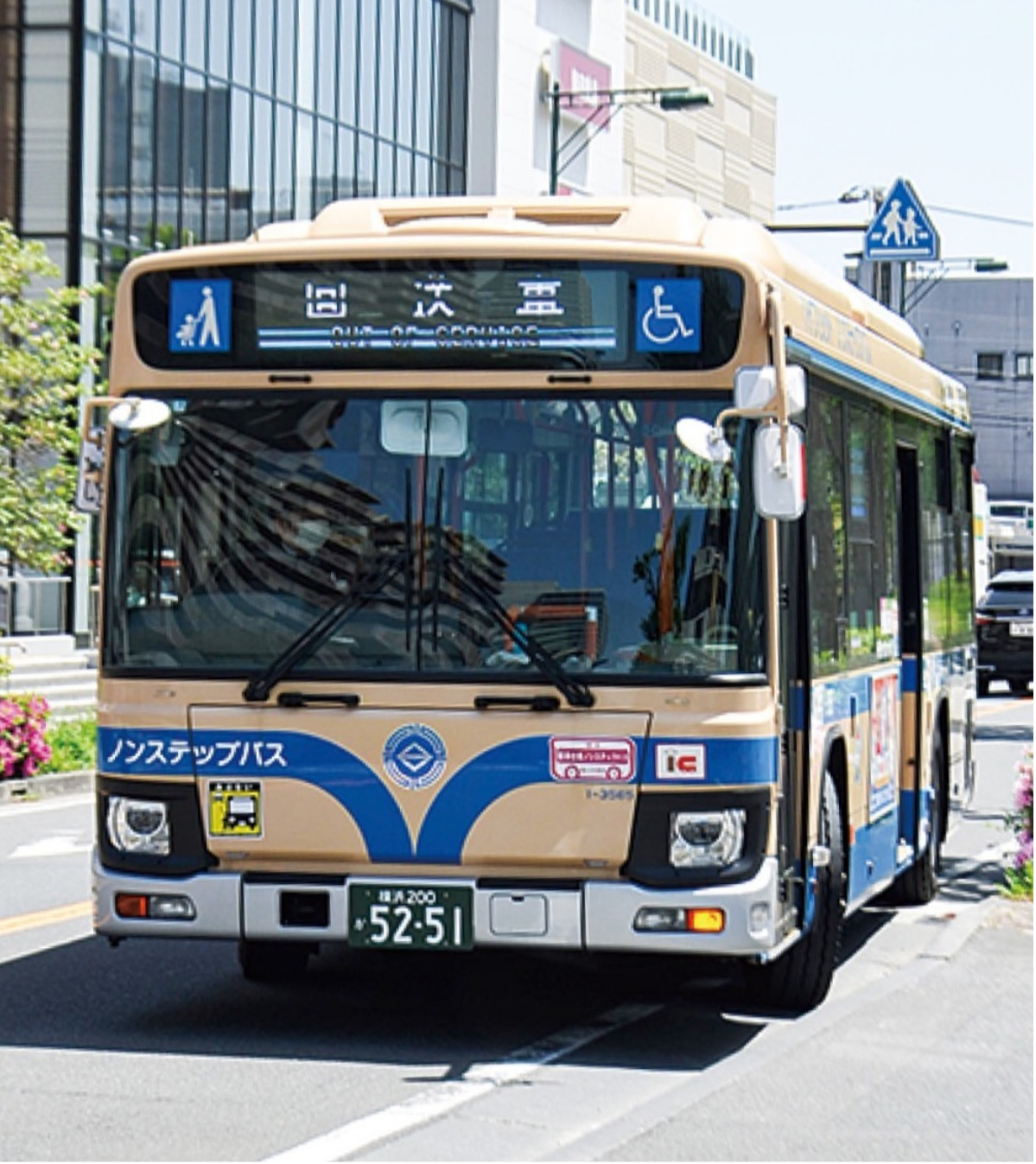 市内を走る市営バス