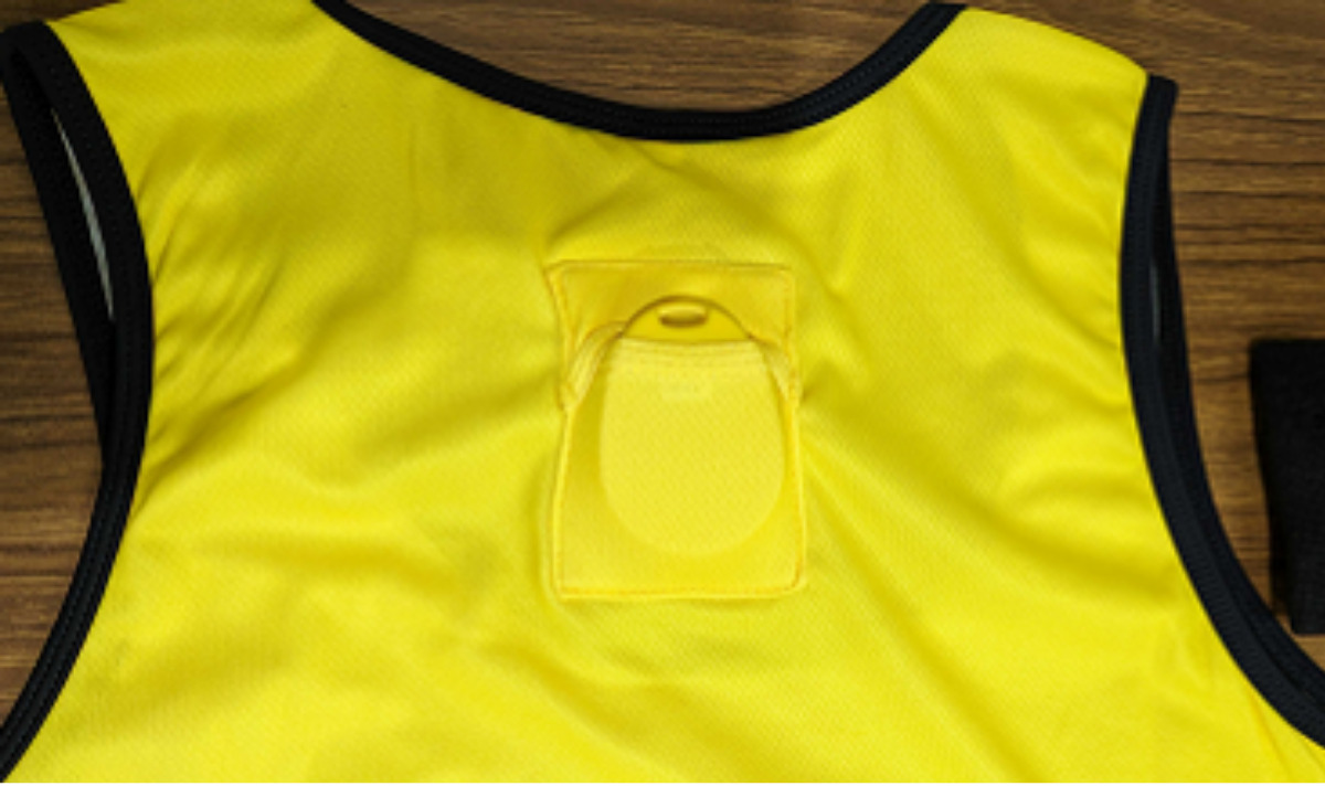 BLEタグをポケットに入れた専用ビブス