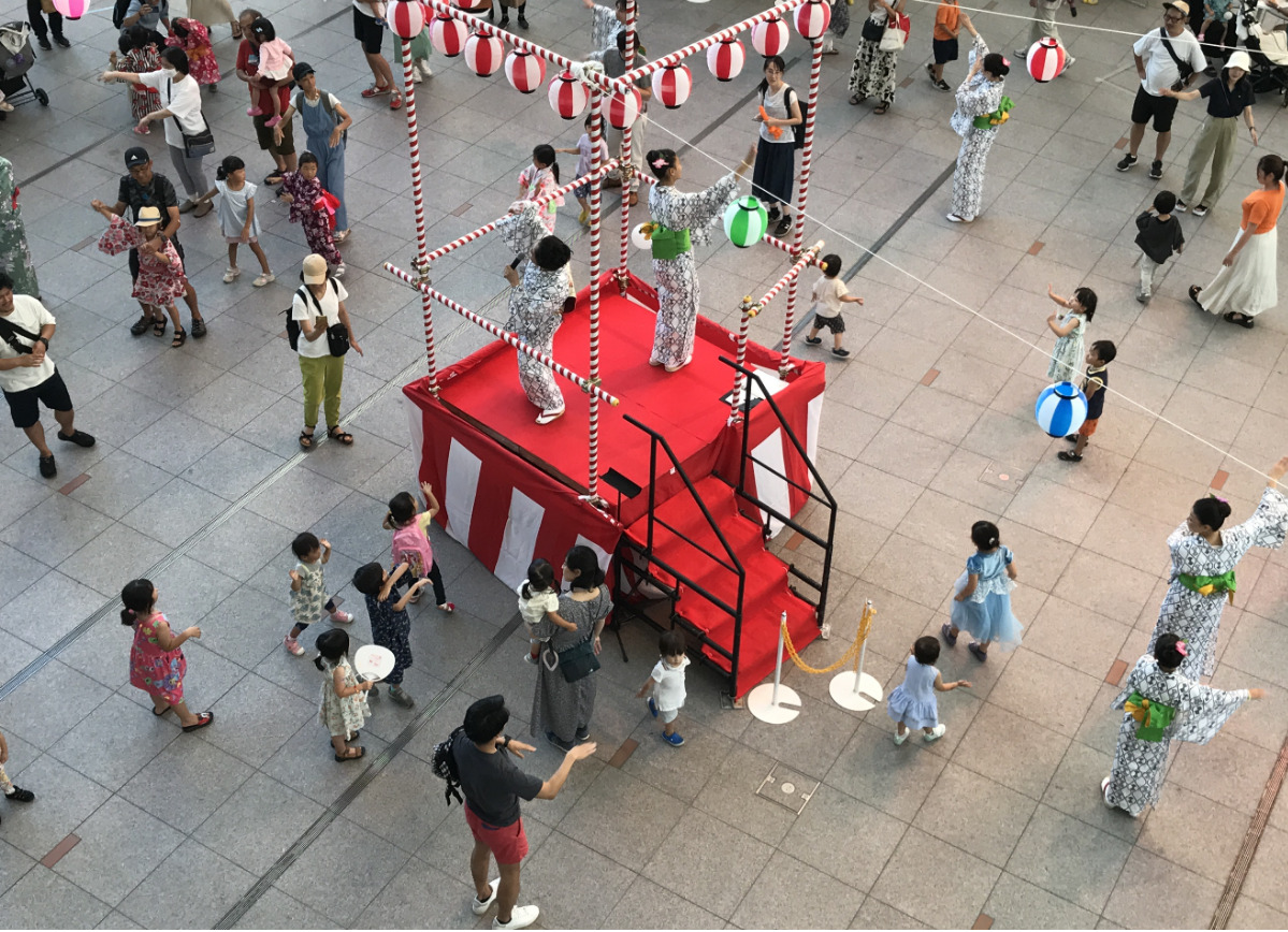 アトリウムで盆踊り（市提供）