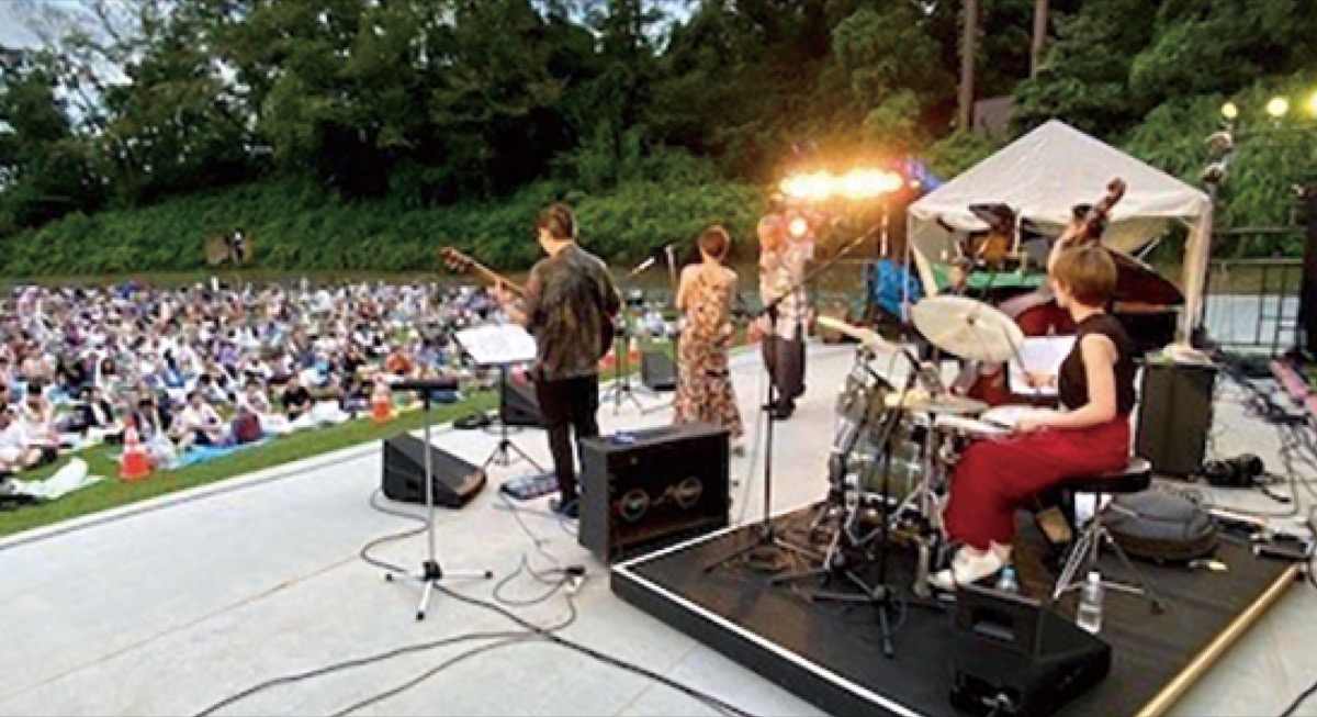 芝生で本格ジャズ堪能