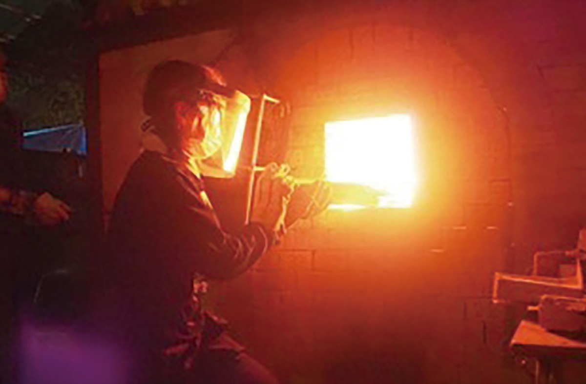 白山高校で穴窯焼成