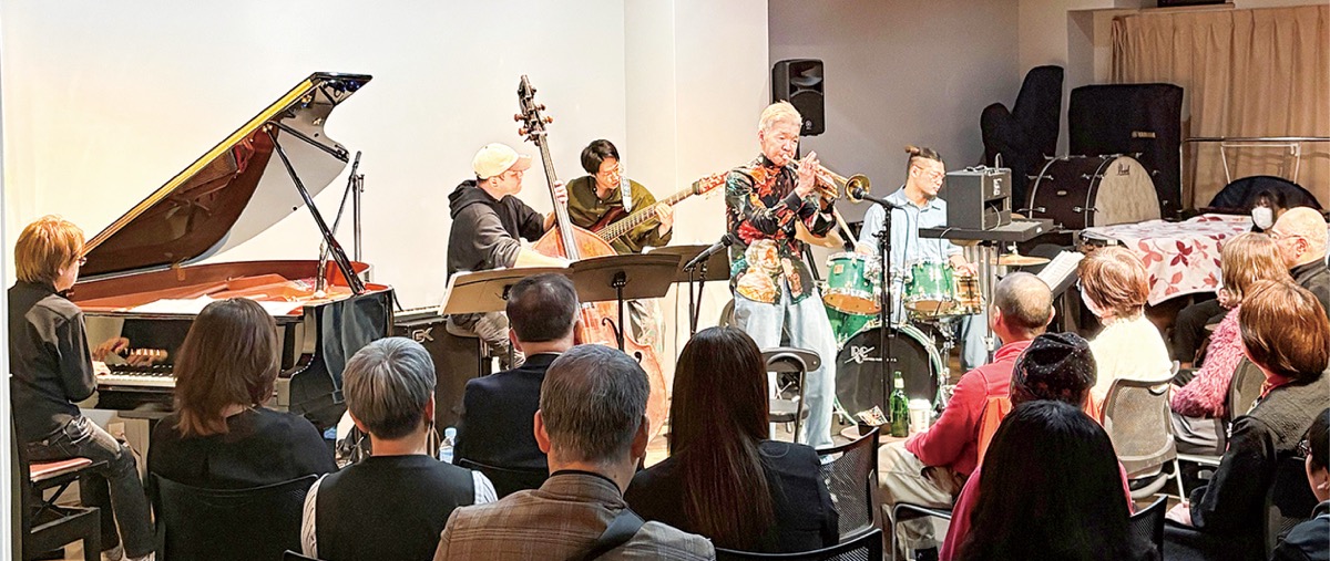 ジャズライブで観客魅了